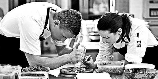 Køkkenchef på Holckenhavn Slot anretter tallerken