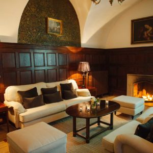 Herreværelset på Holckenhavn Slot om aftenen med starinlys