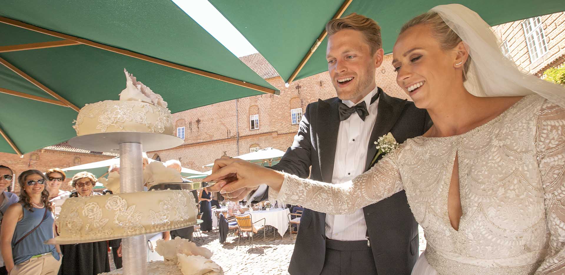 Bryllupskagen nydes i Holckenhavns slotsgaard